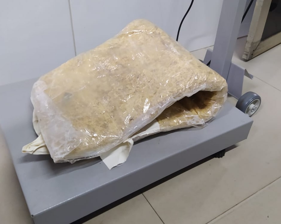 Mulher é presa na Bahia após ser flagrada com 5kg de cocaína preso ao corpo
