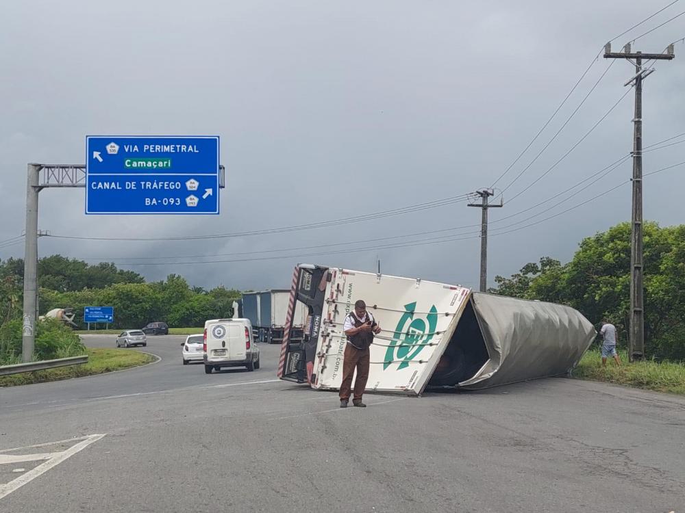 Carreta tomba na rotatória do Polo de Camaçari