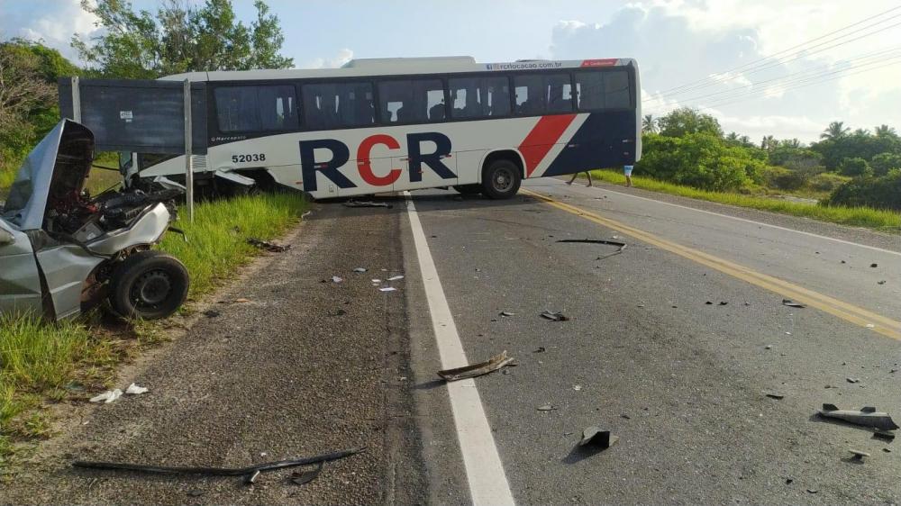 Motorista de carro morre após colisão com ônibus na BA-099