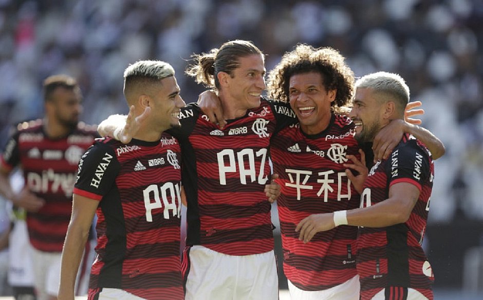 Arrascaeta marca no fim e Flamengo vence Vasco e fica com vantagem nas semifinais