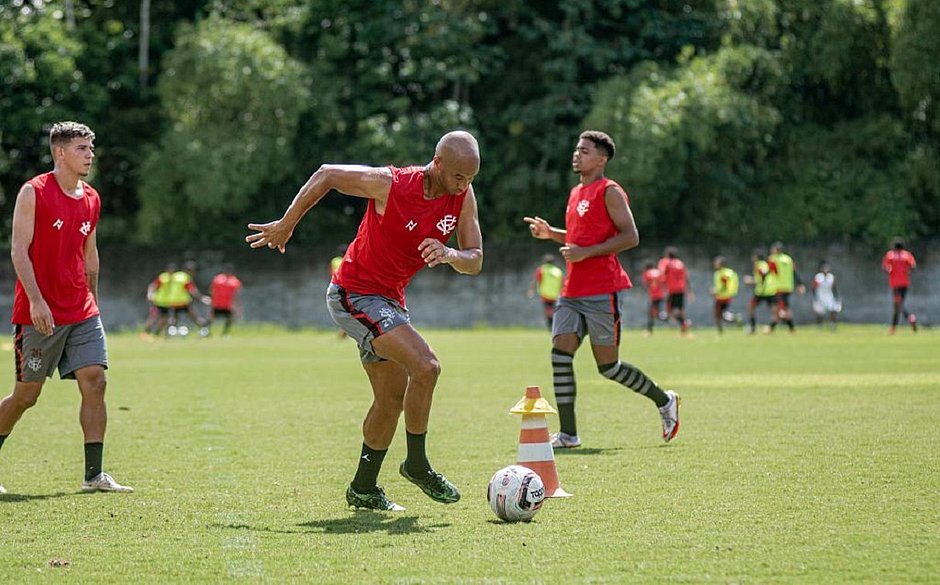 Dado confirma Dinei entre os titulares e Vitória está pronto para o Doce Mel