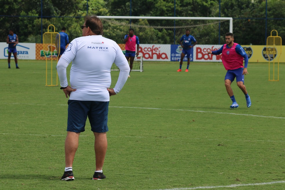 Antes de partida contra o Jacuipense, Guto Ferreira comanda treino tático e foca na bola parada