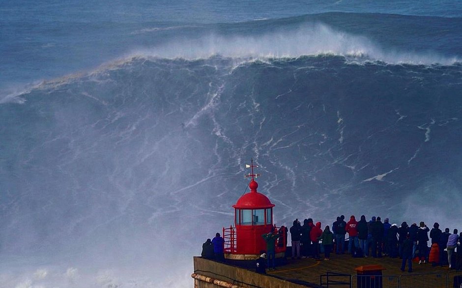 Brasileiro surfa onda gigantesca e pode quebrar recorde histórico