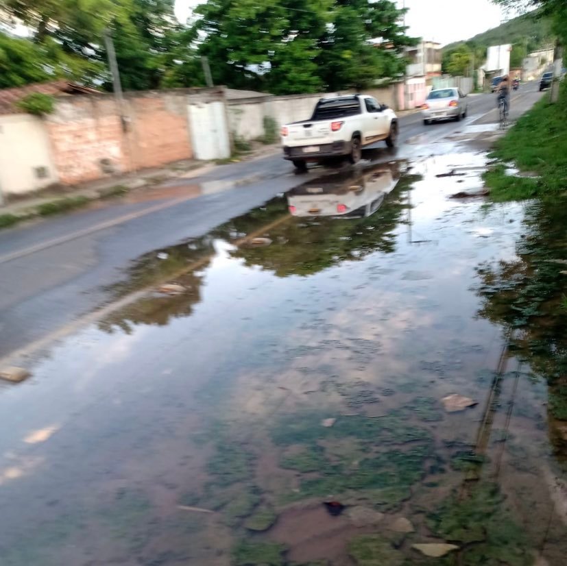 Moradores reclamam de esgoto a céu aberto e mau cheiro em Amado Bahia
