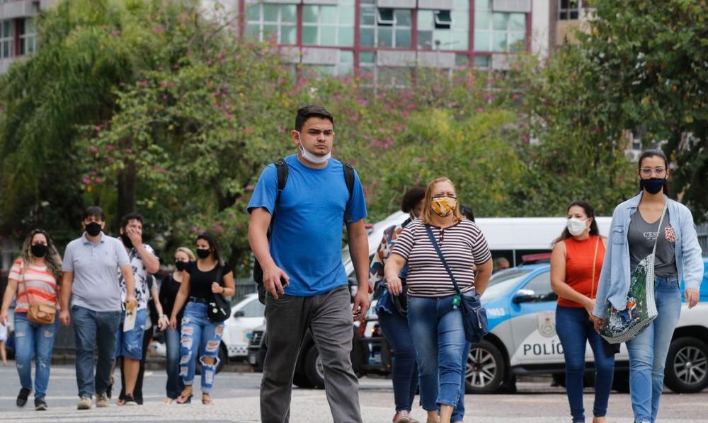 Uso de máscaras em ambientes abertos pode ser liberado em abril, diz Rui 
