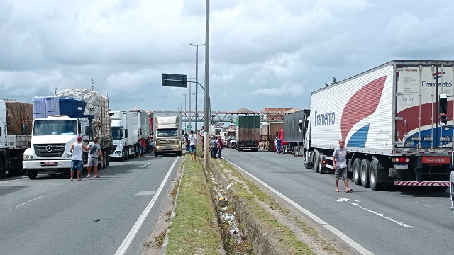 Caminhoneiros fecham vias em manifestações em Feira de Santana e Itabuna