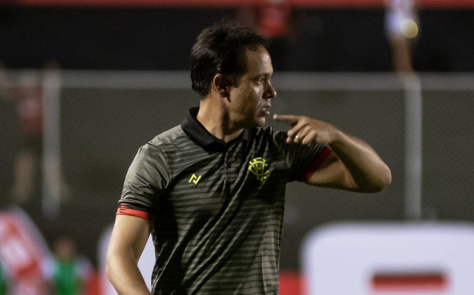 Após empate, Dado afirma: 'Vitória está tendo resultados medíocres'