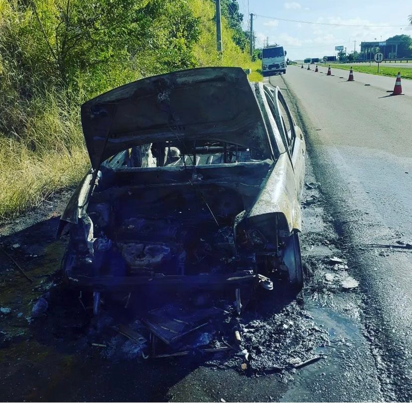 Carro de cantor fica destruído após pegar fogo na BA-099