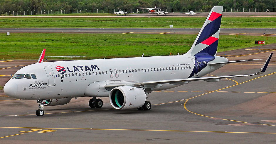 Alta de combustíveis obrigará aéreas a reajustar preços e reduzir rotas