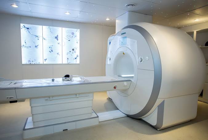 'Pânico total', diz paciente após ser esquecida em máquina de ressonância magnética em clínica 