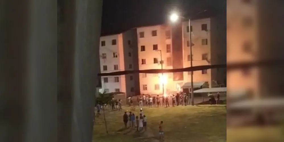 Prédio residencial é atingido por incêndio em Camaçari
