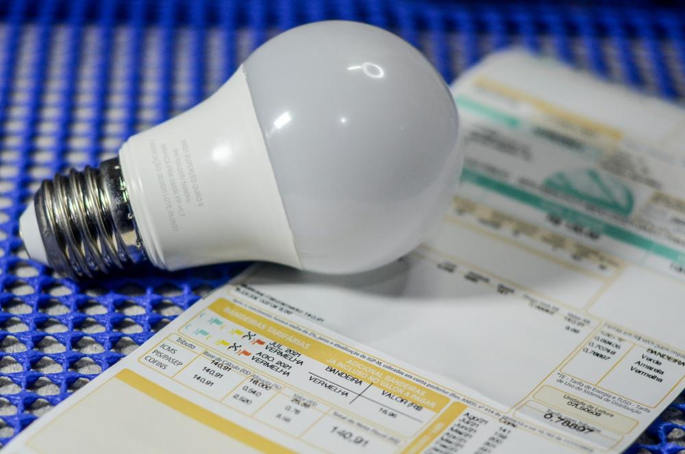 Conta de luz terá nova taxa extra para cobrir rombo no setor elétrico