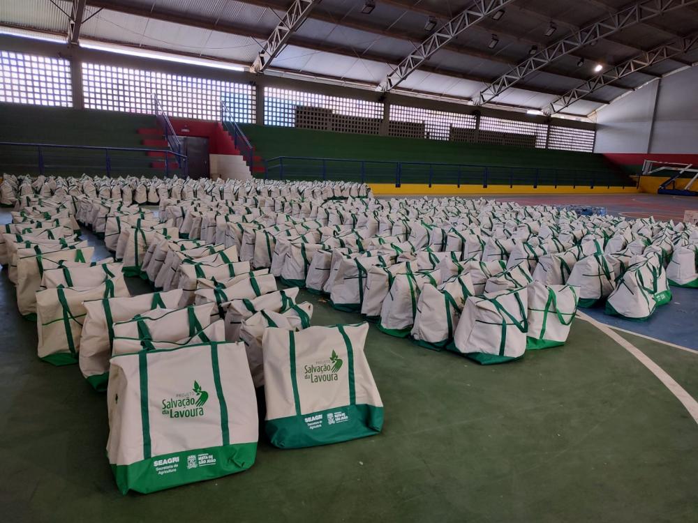 Prefeitura de Mata de São João entrega insumos e ferramentas a agricultores familiares