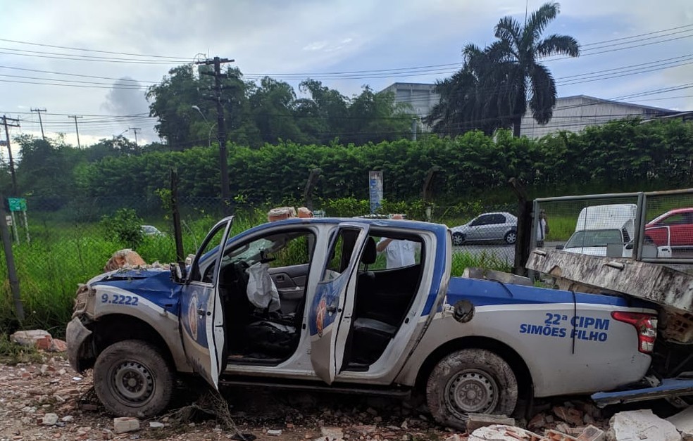 Policiais ficam feridos após batida de viatura em Simões Filho