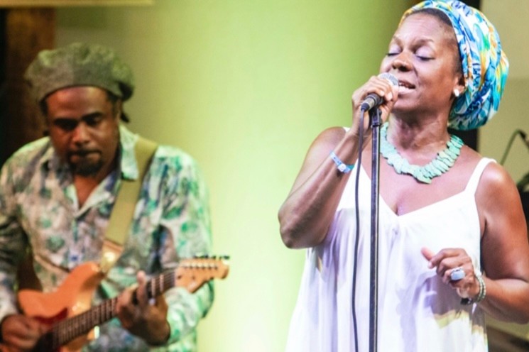 ‘Sexta das Baleias’ retoma o calendário cultural com show de Michaela Harrison 