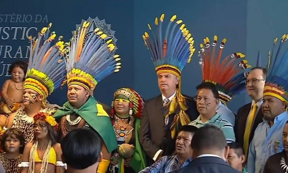 Usando cocar, Bolsonaro recebe medalha do mérito indigenista