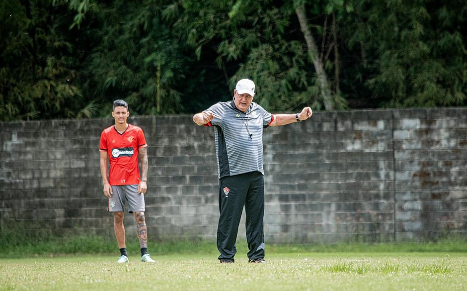 Vetado, Vicente desfalca o Vitória contra o Glória na Copa do Brasil
