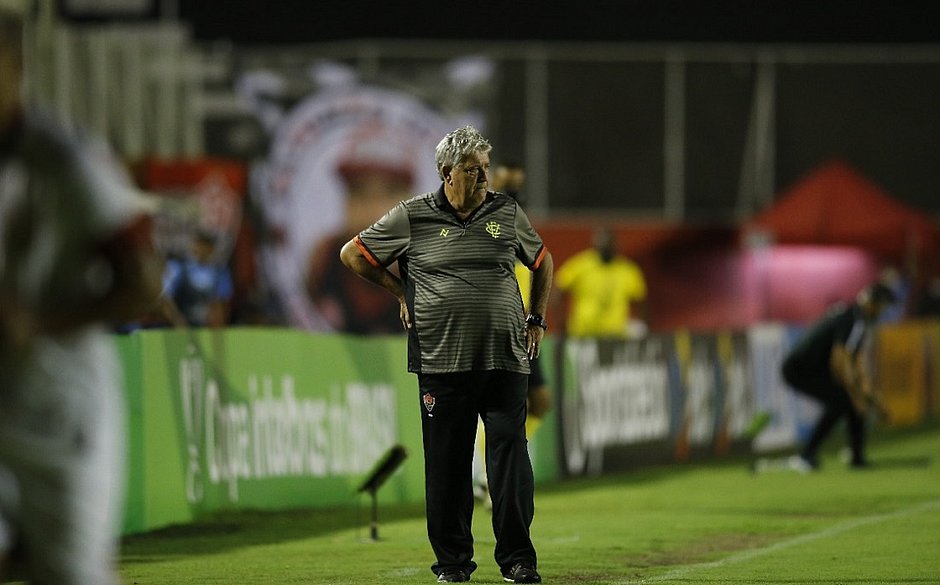 'Temos que qualificar o grupo', alerta Geninho após classificação na Copa do Brasil