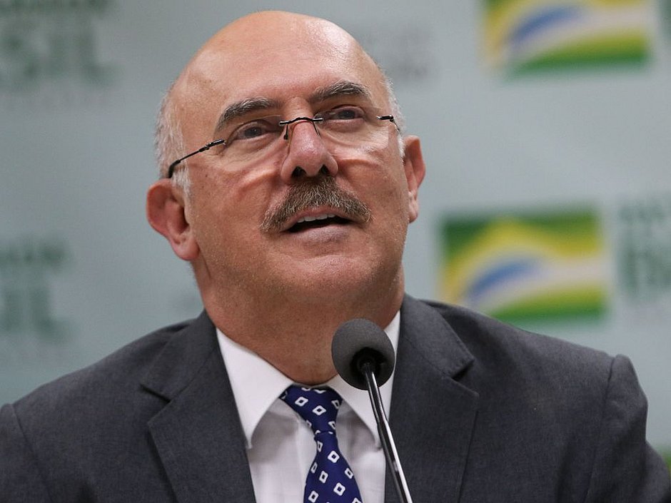 MEC distribuiu Bíblias de editora de pastor em cerimônia com o ministro