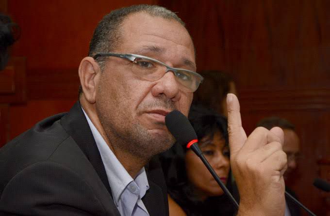 Vereadores faltam sessão por não pagamento de assessores; Pastor Júnior de Araci fala em perseguição