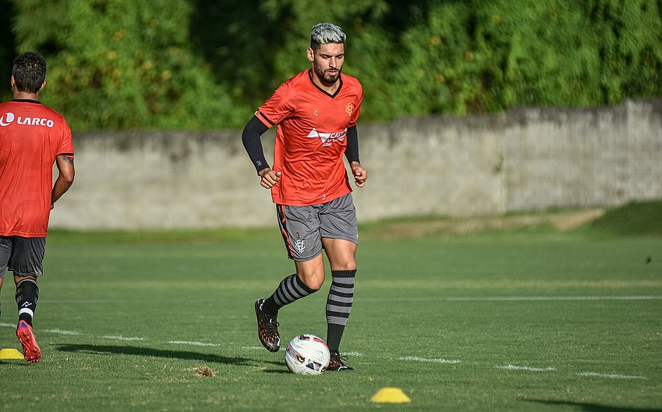 Zagueiro Alisson Cassiano está de saída do Vitória