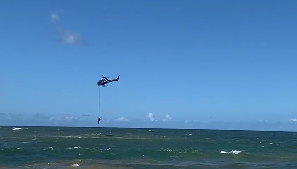 Quatro pessoas são socorridas por helicóptero da PM após se afogarem em praia de Camaçari