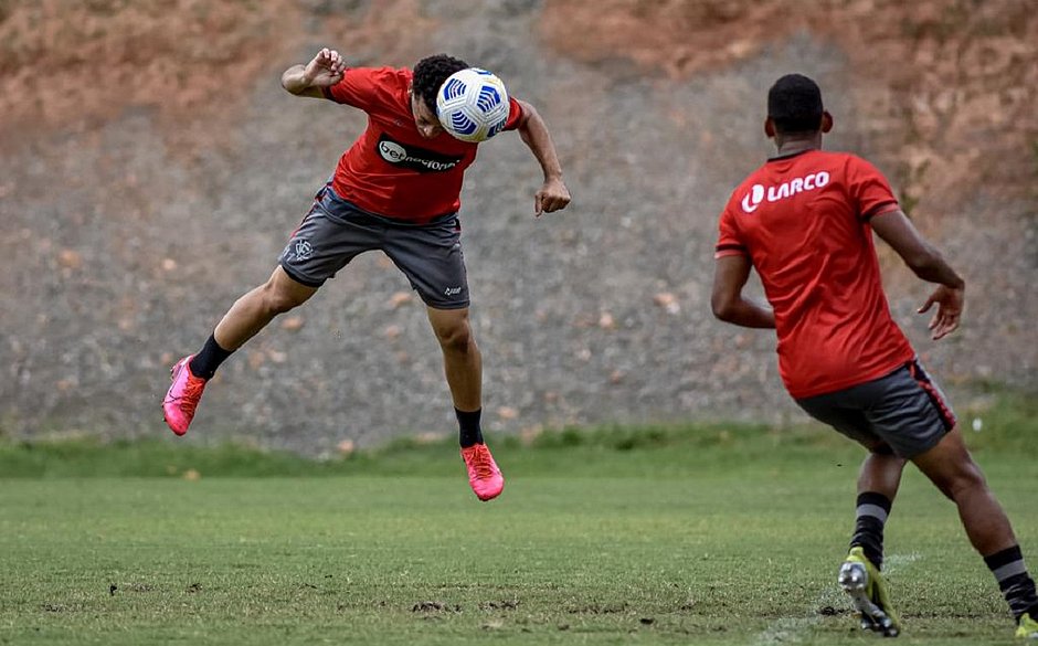 Geninho passa por cirurgia no joelho e acompanha treino do Vitória à distância