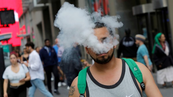 Com venda proibida, cigarro eletrônico é sensação entre os jovens e acende alerta