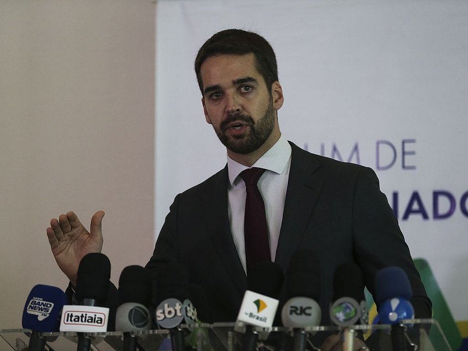 Governador do Rio Grande do Sul oficializa renúncia
