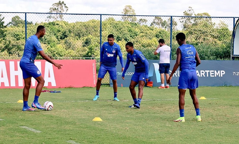 Guto comanda treino tático e faz ajustes na defesa do Bahia
