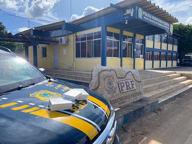 PRF apreende cocaína avaliada em R$ 900 mil com passageiro de ônibus em Seabra