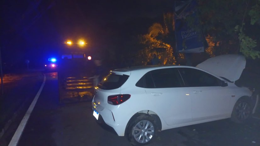 Motorista perde controle da direção e veículo colide em canteiro central de Praia do Forte