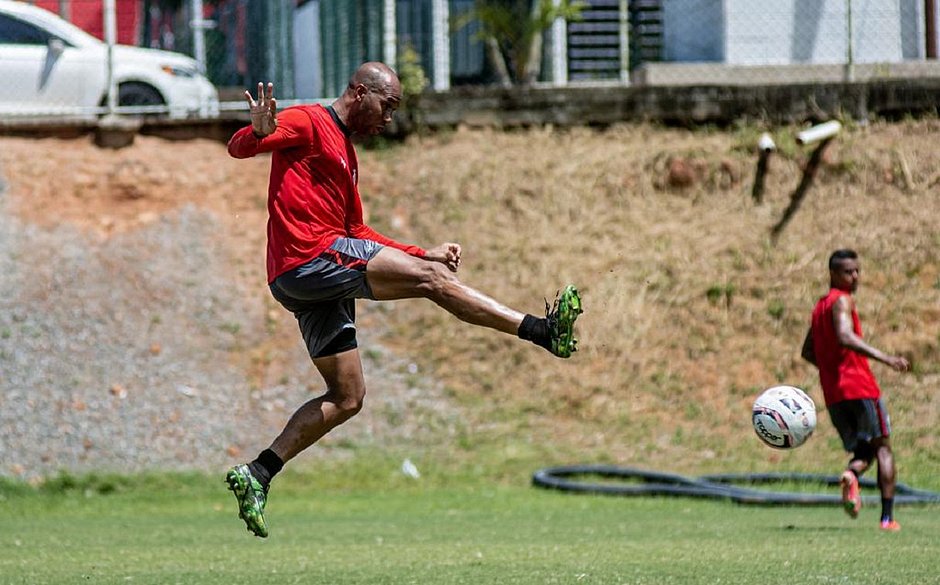 Com presença de novo contratado, Vitória aprimora finalização na Toca