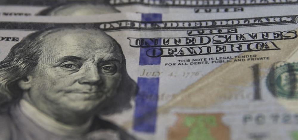 Dólar cai para R$ 4,60 e fecha no menor nível em dois anos