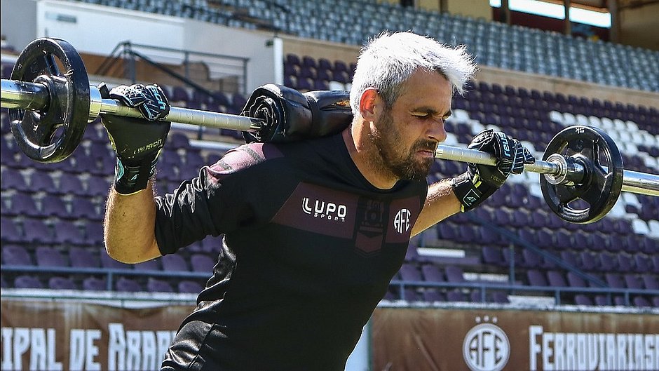 Vitória negocia contratação de goleiro Saulo, da Ferroviária