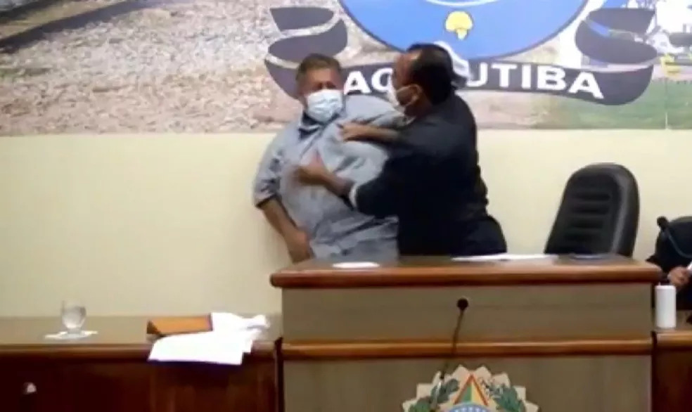 Vereador agride presidente de Câmara na BA durante sessão