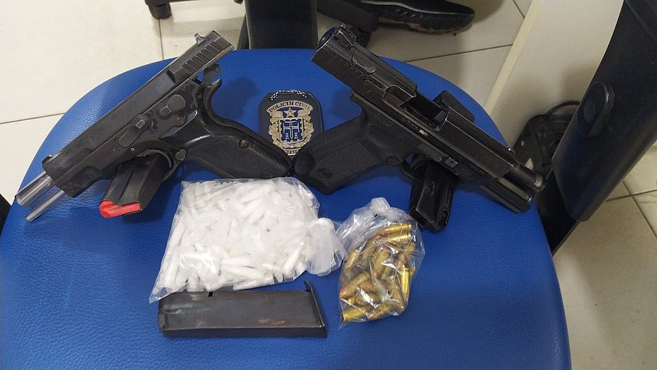 Jovem é preso em flagrante com pinos de cocaína e duas pistolas em Salvador