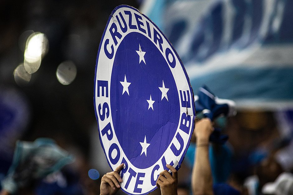 Polícia apreende rojões e pedaços de madeira em ônibus da torcida do Cruzeiro