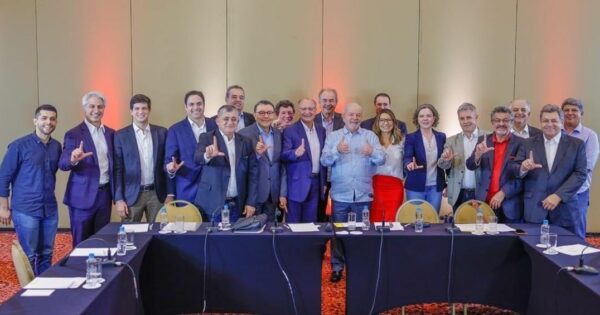 Militância se queixa de “muitos homens brancos” em foto de Lula e Alckmin