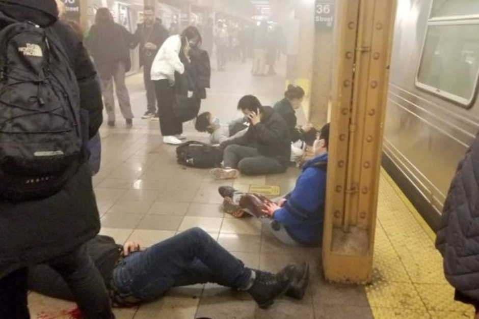 Pelo menos 13 pessoas ficam feridas em ataque em estação de metrô em Nova York