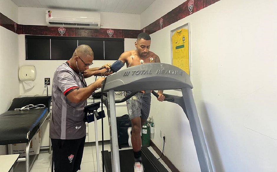 Reforços do Vitória, Léo Gomes e Daniel Bolt participam de tático na Toca