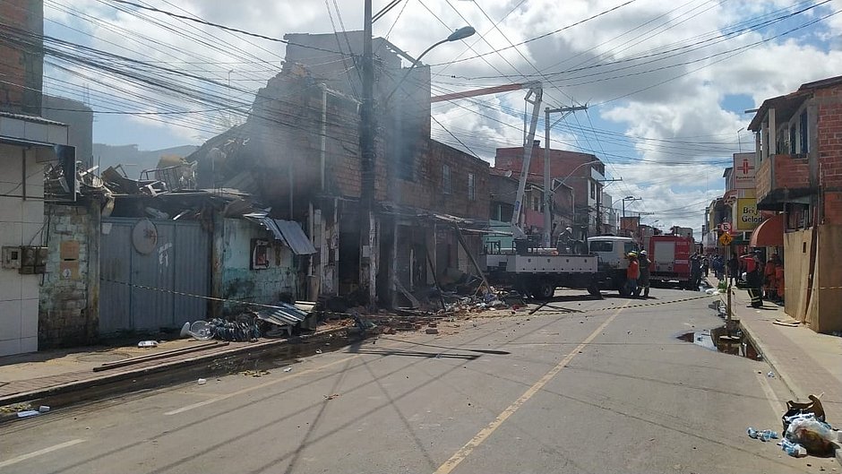 Incêndio de 13 horas destrói prédio em Camaçari