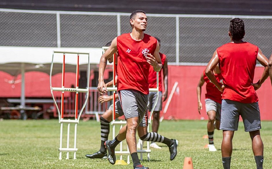 Quatro reforços estão regularizados e já podem defender o Vitória
