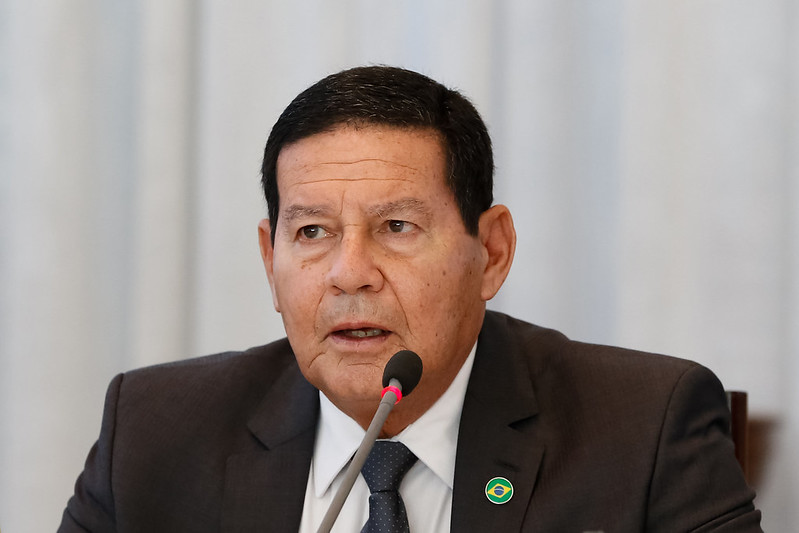 Mourão: Bolsonaro passará Lula nas pesquisas até junho ou julho