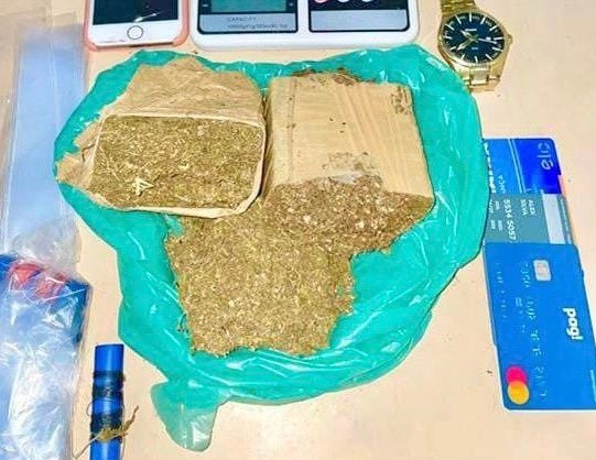 Acusado de tráfico de drogas é preso com 1 kg de maconha em Dias d’Ávila