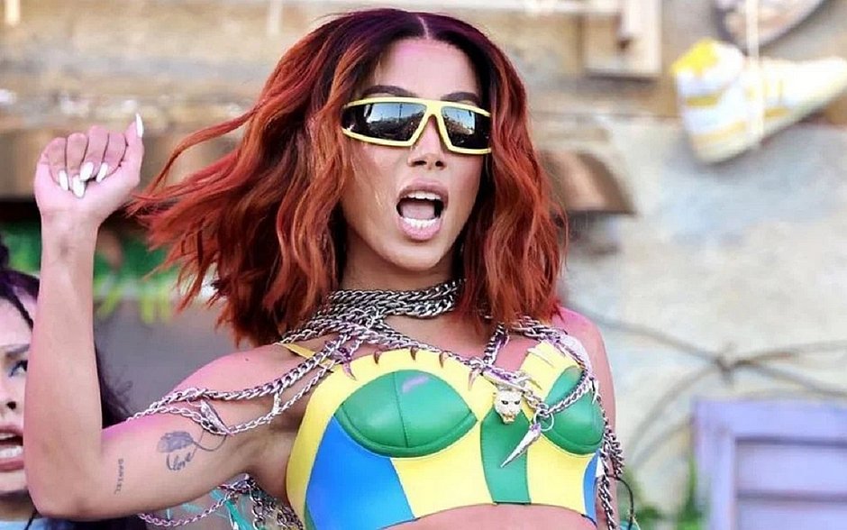 Anitta provoca com look verde e amarelo no Coachella: 'cores pertencem ao Brasil'