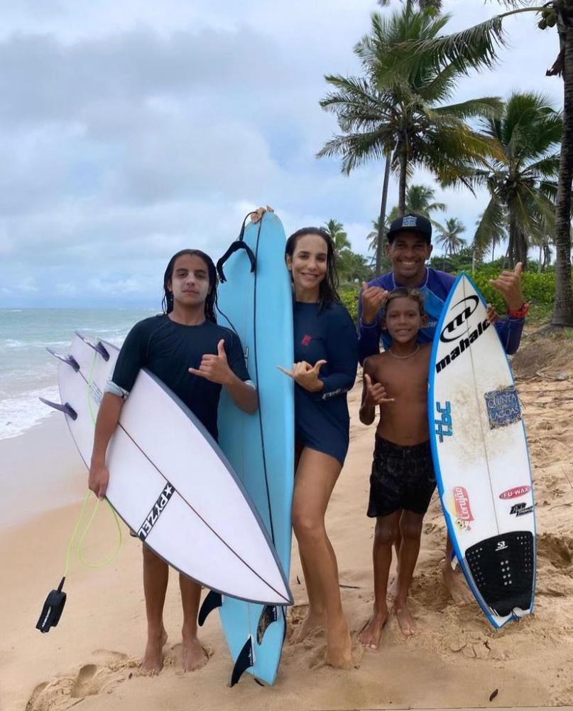 Após assistir show de Jota Quest da plateia, Ivete Sangalo curte dia de surf em PF