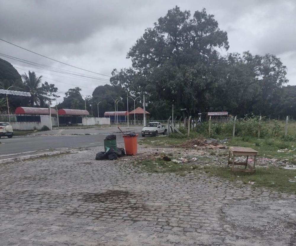 Lixo, entulho e mato alto em área pública incomodam moradores em Dias d’Ávila