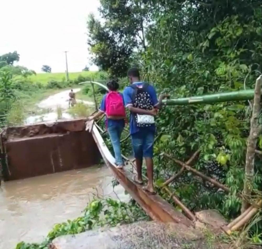 Após ponte cair, moradores improvisam passagem para atravessar estudantes na zona rural de Mata de São João