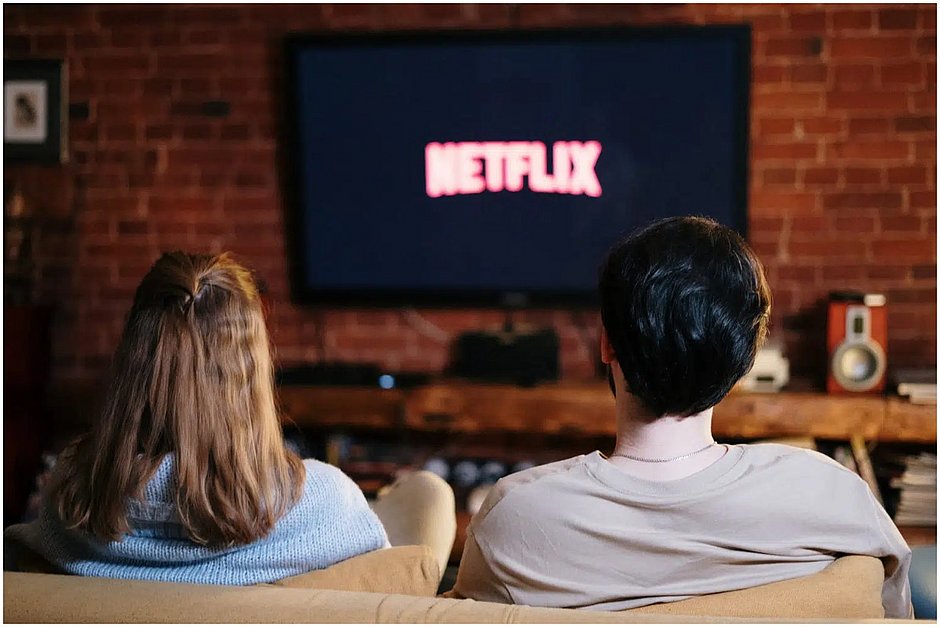 Com queda de assinantes, Netflix estuda plano mais barato com propagandas